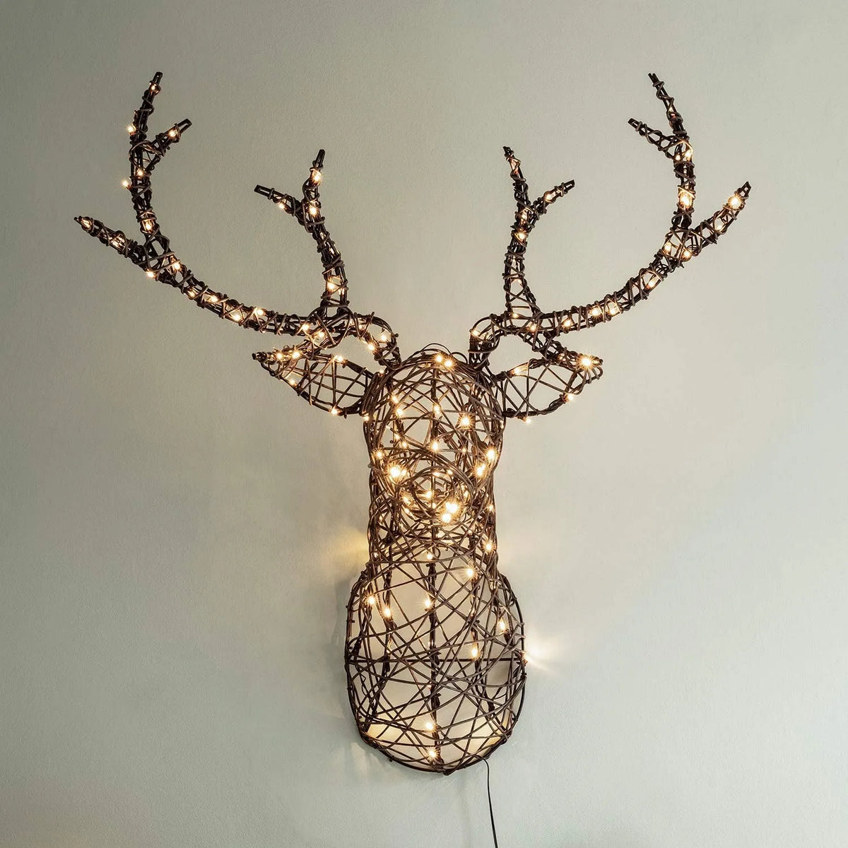 Lights4fun, 84cm LED Studley Rattan Rentier Kopf Hirschgeweih Weihnachtsbeleuchtung Außen und Innen Weihnachtsfigur Wanddeko